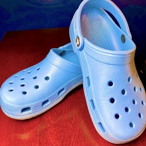 Crocs Women’s classic clogs in powder blue. Size 6